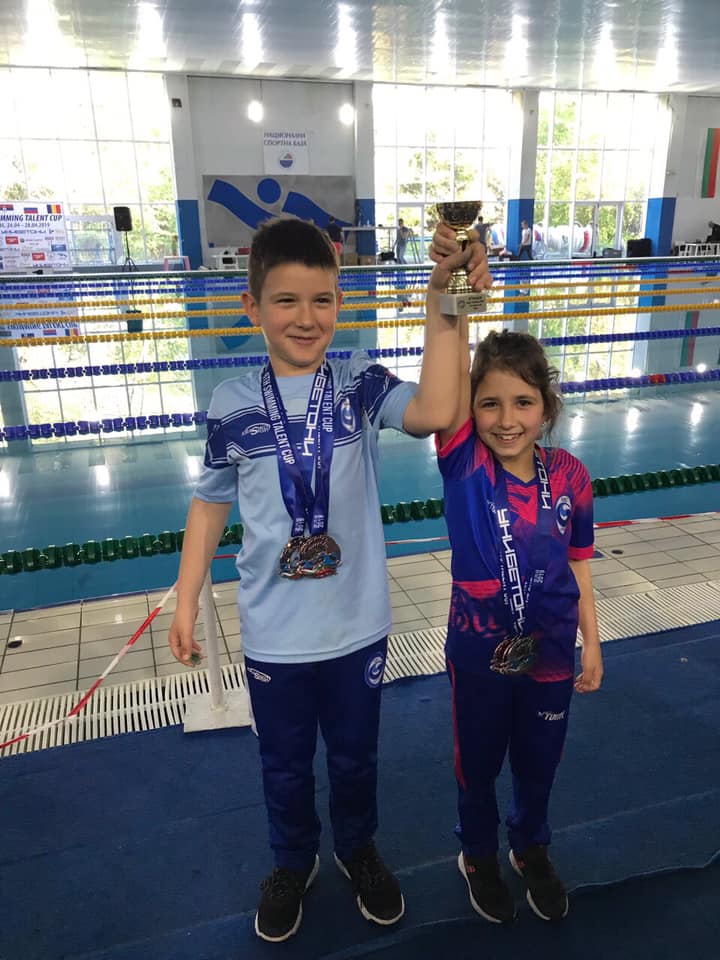 Двамата медалисти Виктор Гинов и Александра Попова с купата﻿